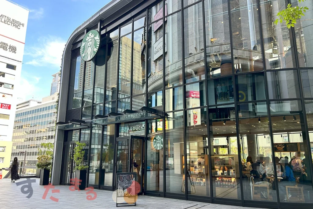 LINKS UMEDA　2階店のガラス張りの店舗外観と出入口の写真