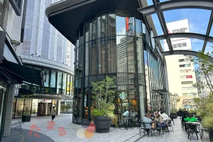 LINKS UMEDA　2階店横から見た店舗外観の写真のスライド表示用のボタンサムネイル画像