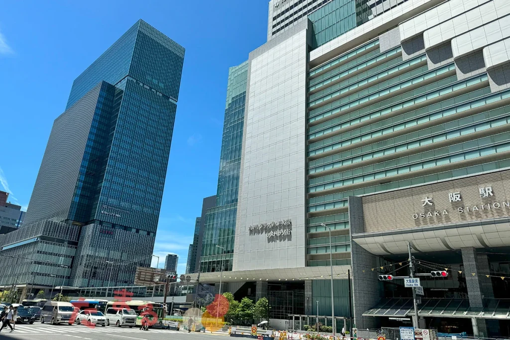 大阪駅とJPタワー大阪の並んだ写真