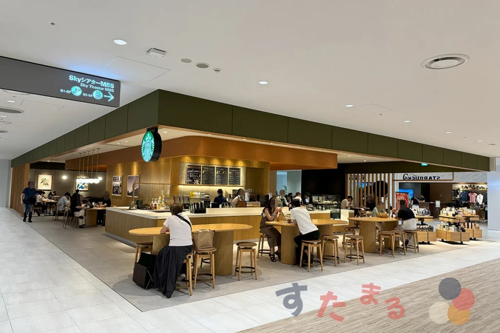 starbucks coffee kitte大阪店のICLクリニック側から見た店内の写真