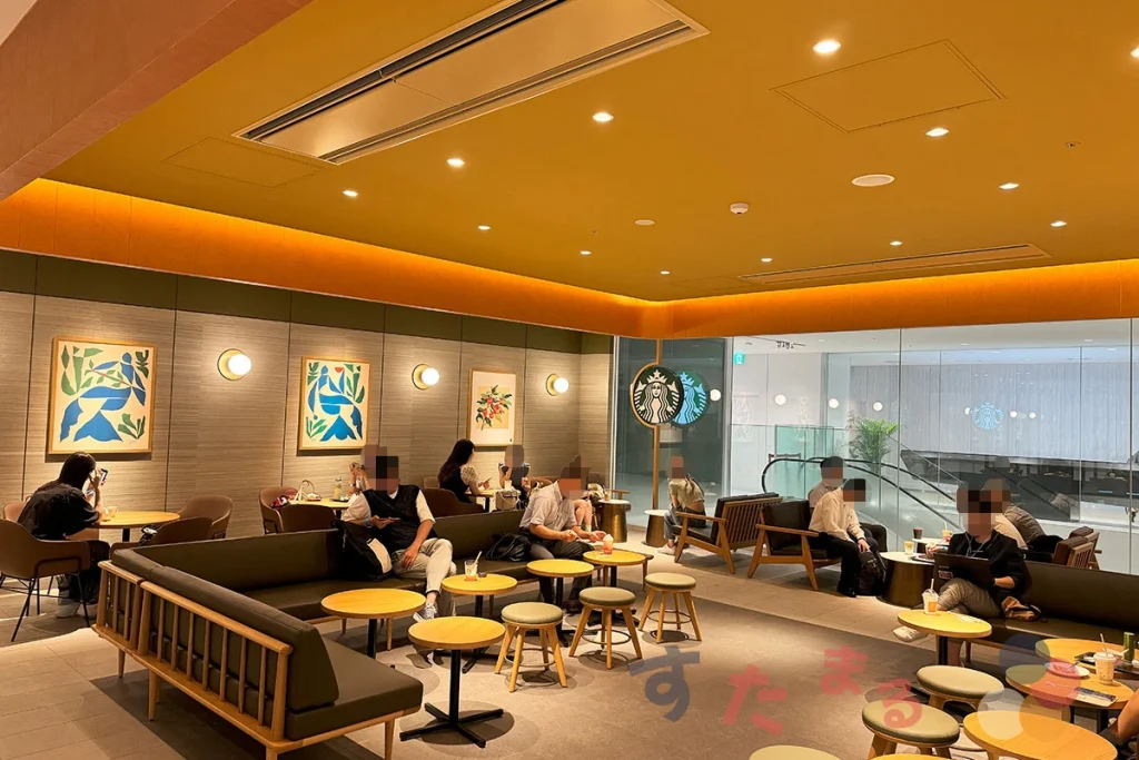 starbucks coffee kitte osakaの落ち着いた雰囲気の店内写真