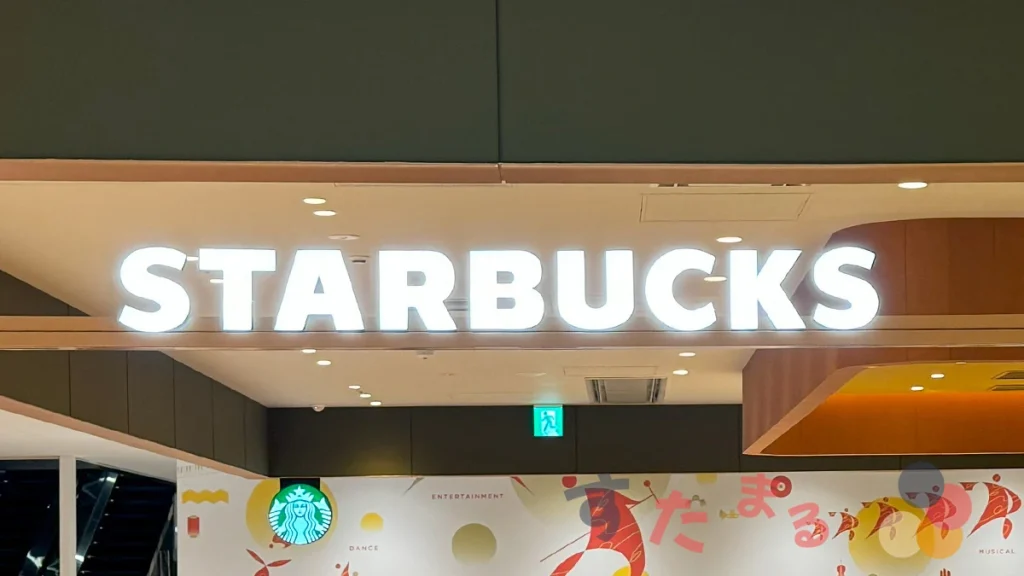 スターバックスコーヒー　ＫＩＴＴＥ大阪店のロゴ文字オブジェクトの写真