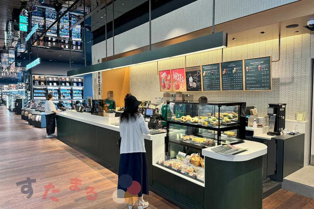 starbucks coffee TSUTAYA BOOKSTORE イノゲート大阪店のレジカウンター付近の写真