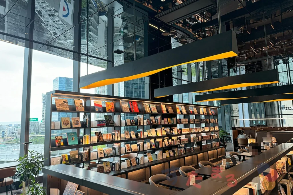 スターバックスコーヒー TSUTAYA BOOKSTORE イノゲート大阪店に併設のSHARE LOUNGE(シェアラウンジ)の席のようす画像