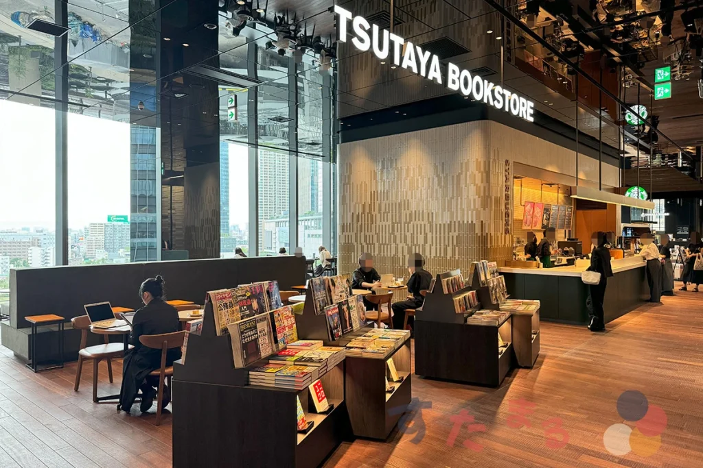 スターバックスコーヒー TSUTAYA BOOKSTORE イノゲート大阪店のキッチンと客席のようす画像