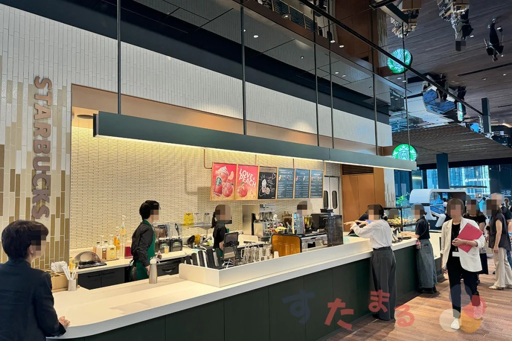 starbucks coffee TSUTAYA BOOKSTORE イノゲート大阪店のドリンク受け取りカウンターおよびキッチンの写真